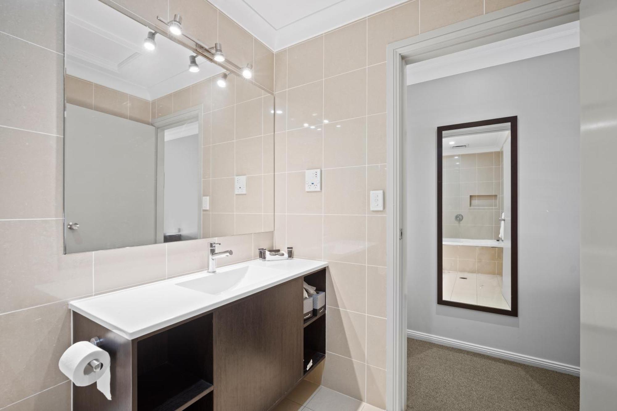 וואגה וואגה Carlyle Suites & Apartments מראה חיצוני תמונה